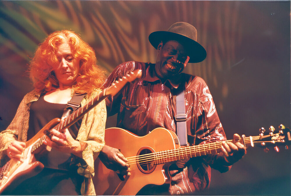 Bonnie Raitt and Ali at WOMAD Seattle (Eyre, 1999)