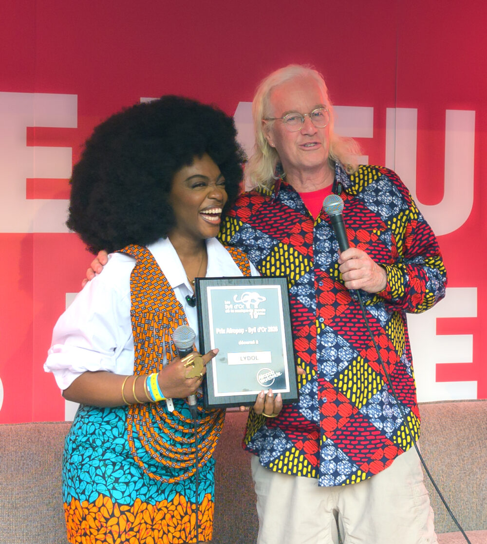 Banning presents Lydol the Afropop Syli D'Or Prize (photo by Sean Barlow)